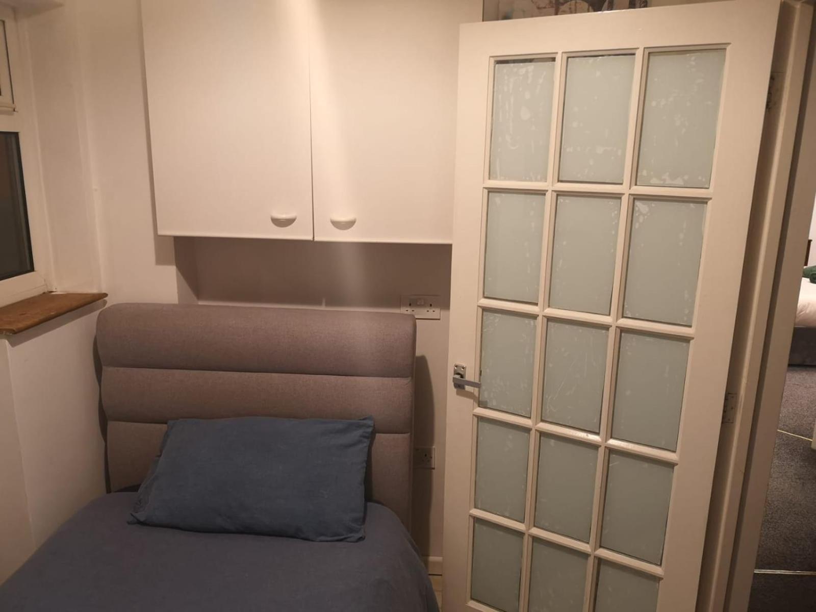 Mossbank House Luton Airport *